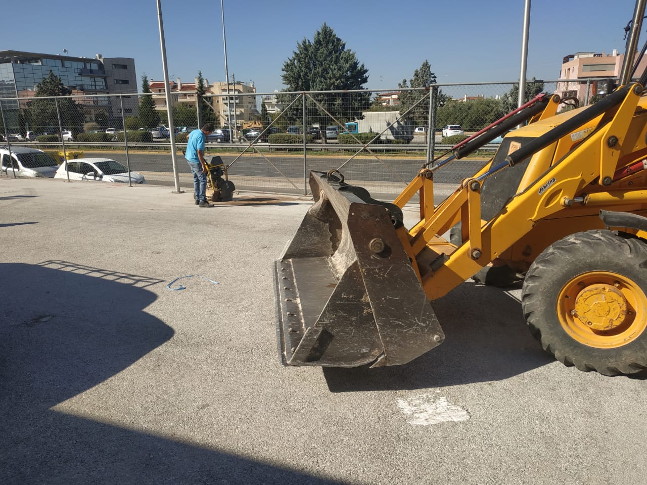 Τοποθέτηση κουρμπαριστού στεγάστρου αυτοκινήτων